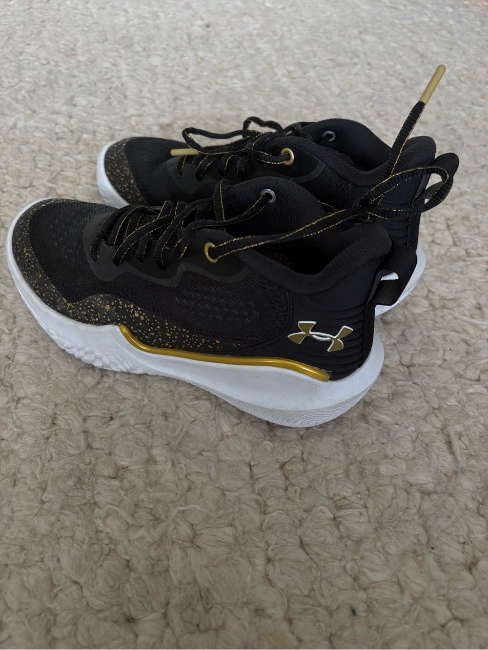 Under Armour Women’s Flow Breakthru Basketball Shoes